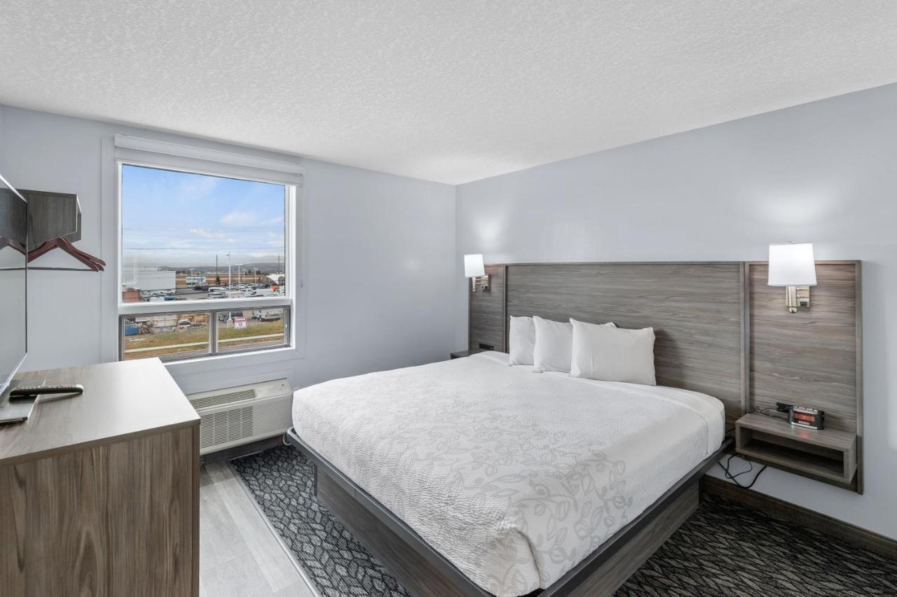 Emerald Hotel & Suites Calgary Airport Exterior foto