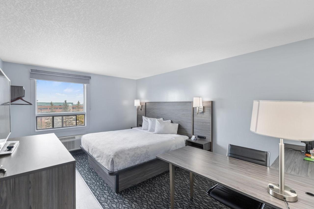 Emerald Hotel & Suites Calgary Airport Exterior foto