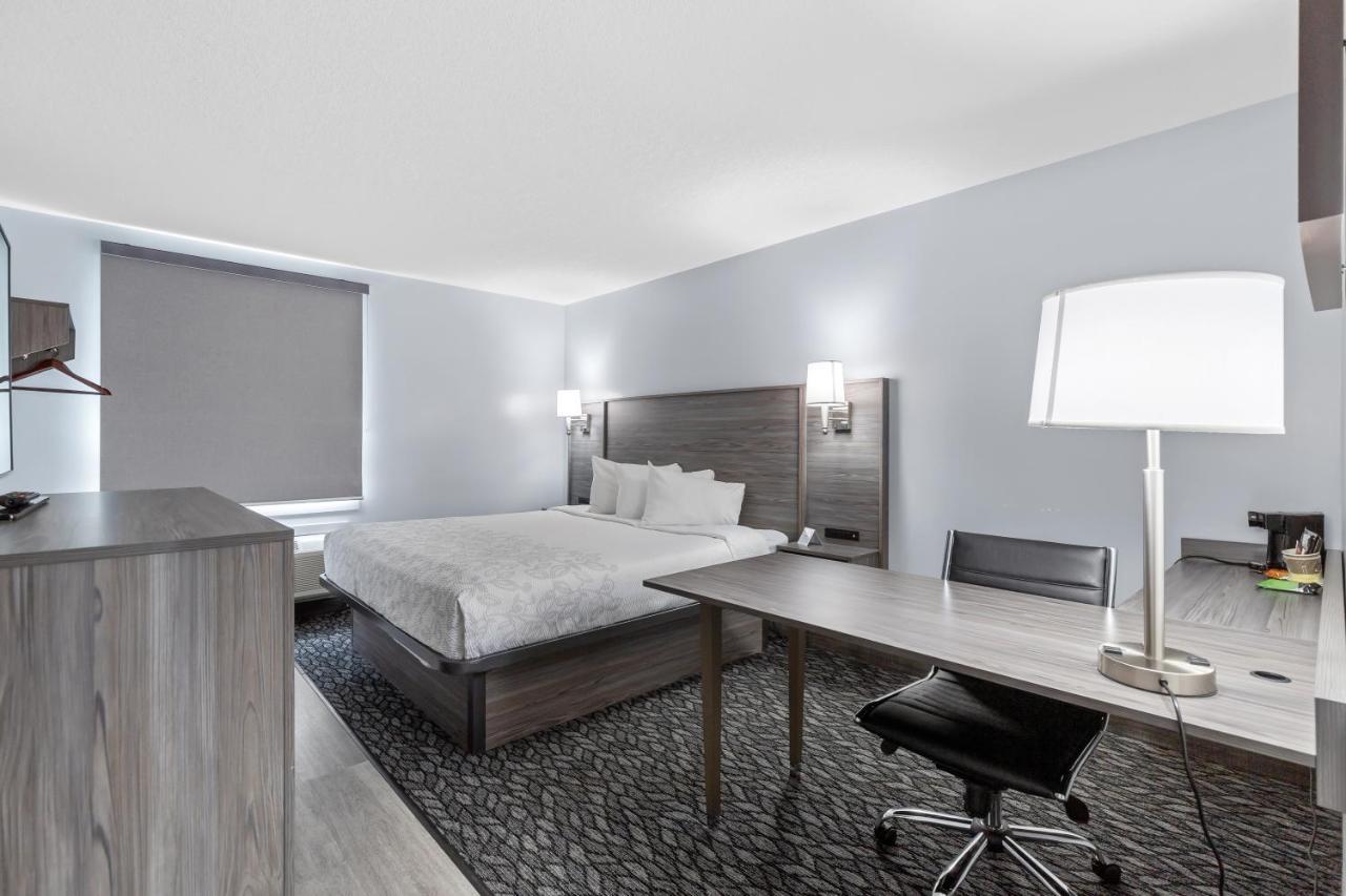 Emerald Hotel & Suites Calgary Airport Exterior foto