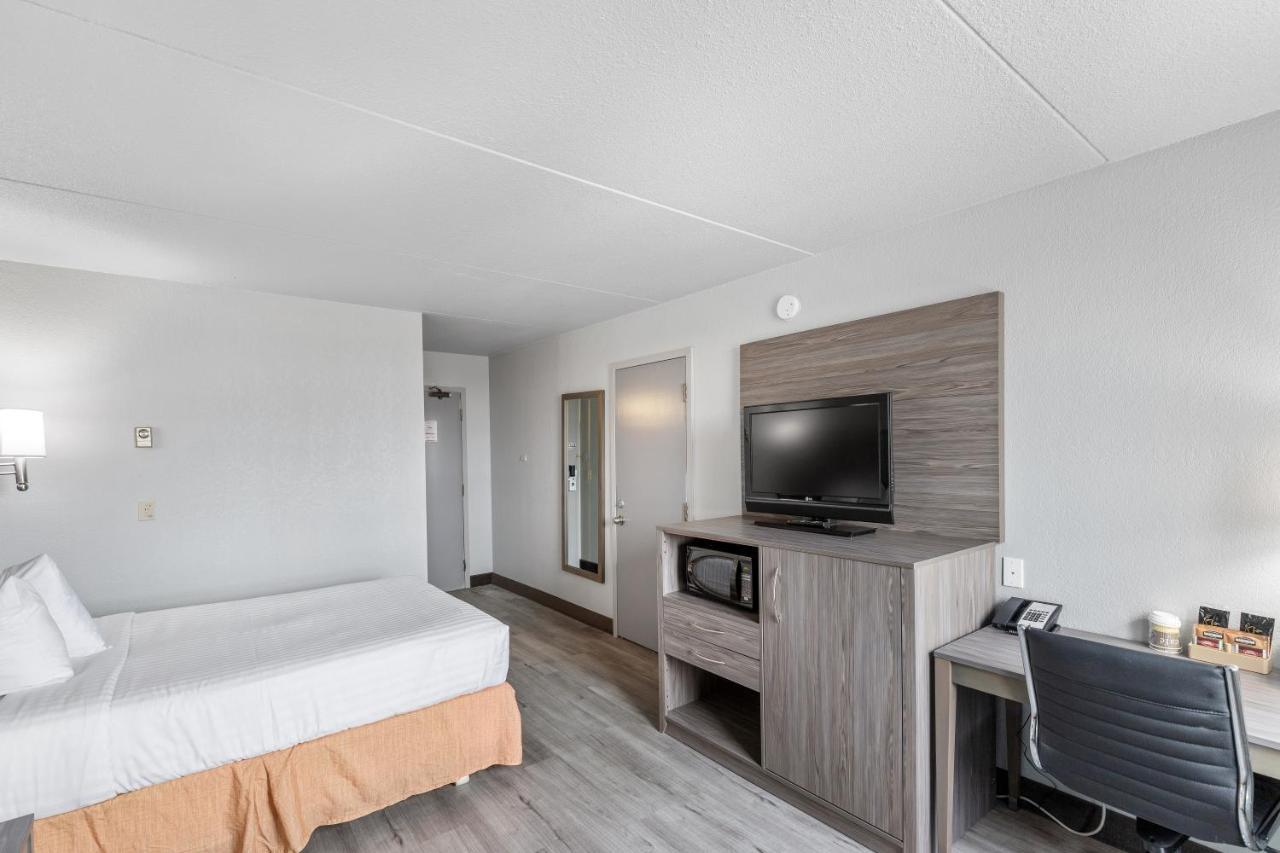 Emerald Hotel & Suites Calgary Airport Exterior foto