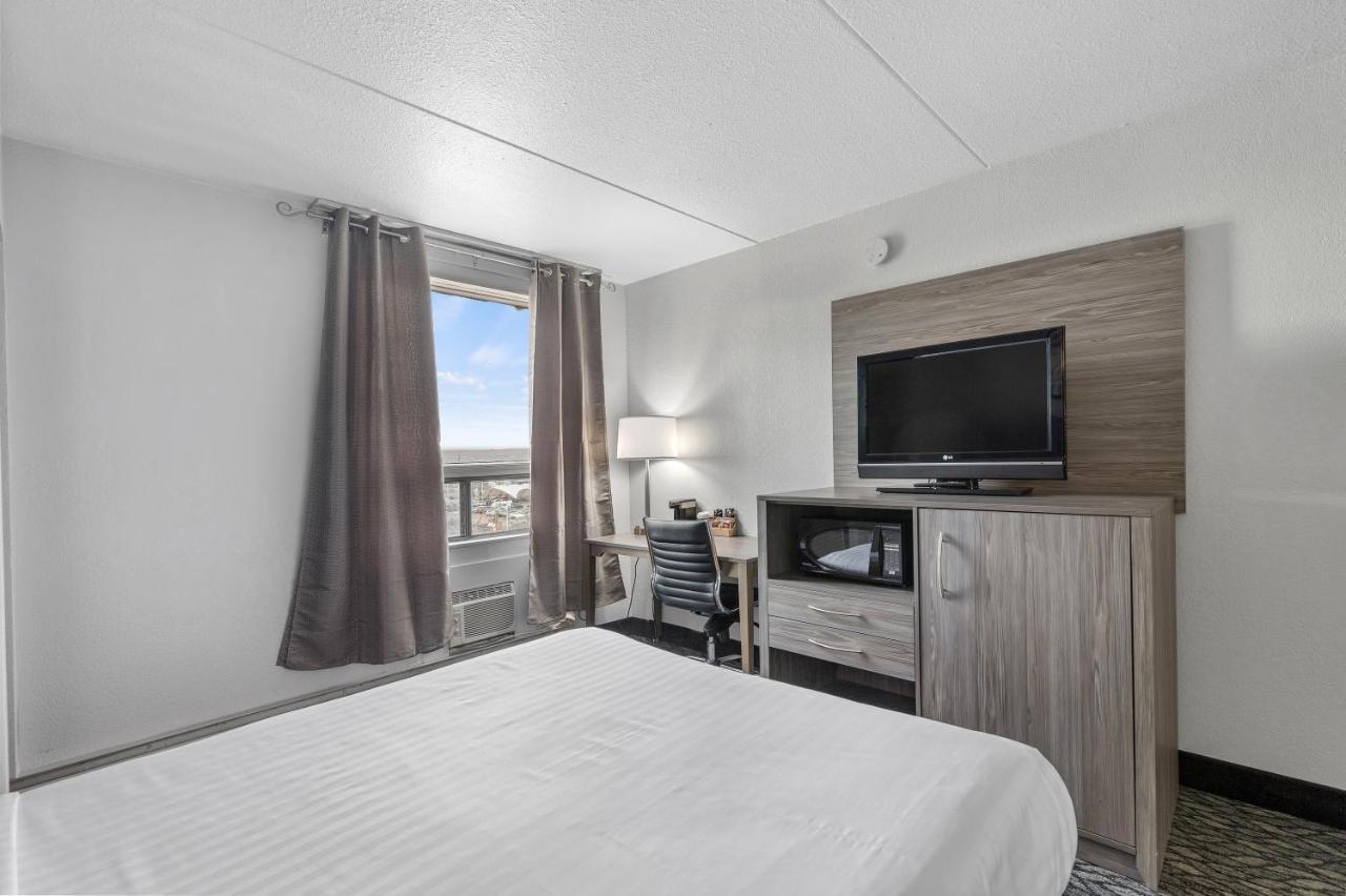 Emerald Hotel & Suites Calgary Airport Exterior foto