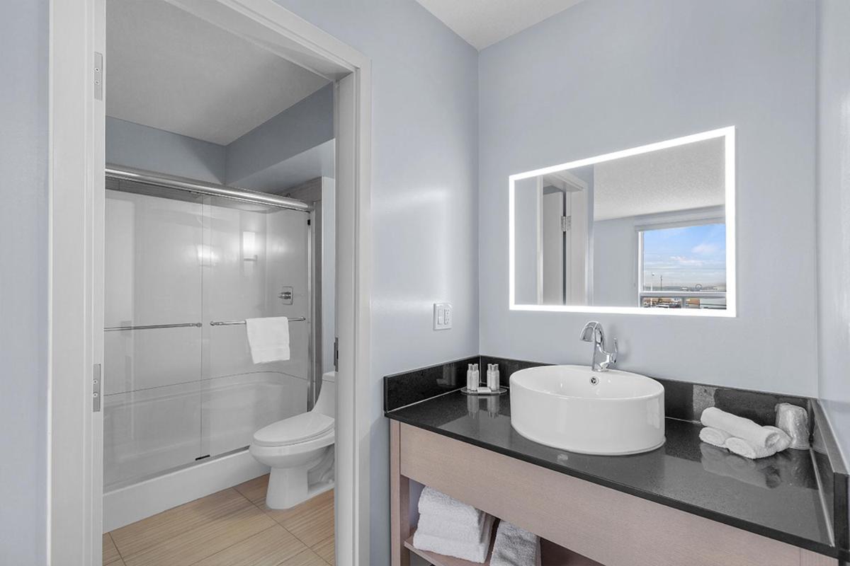 Emerald Hotel & Suites Calgary Airport Exterior foto