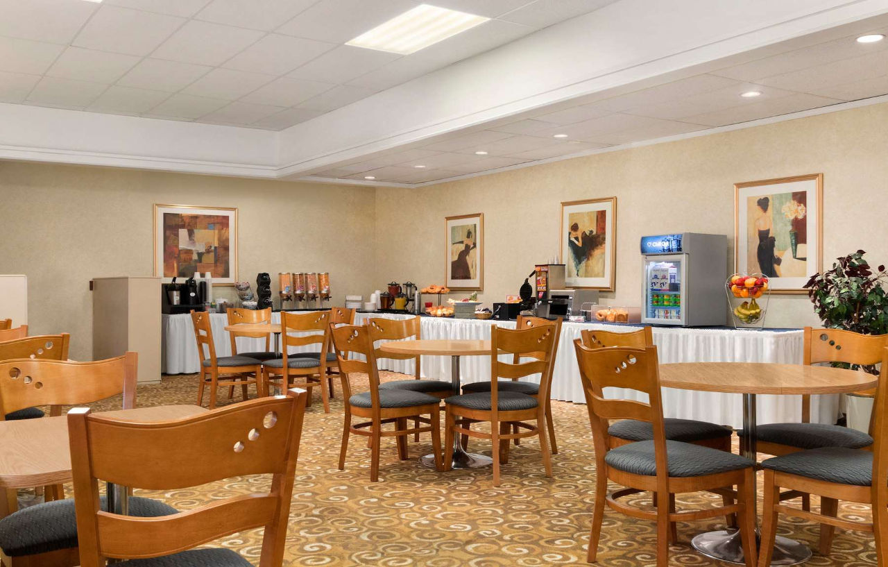 Emerald Hotel & Suites Calgary Airport Exterior foto